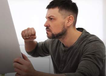 E dinit? Njerëzit që gjithmonë kritikojnë nuk janë të zgjuar!