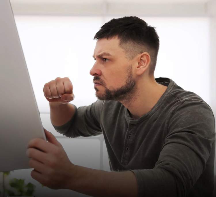 E dinit? Njerëzit që gjithmonë kritikojnë nuk janë të zgjuar!