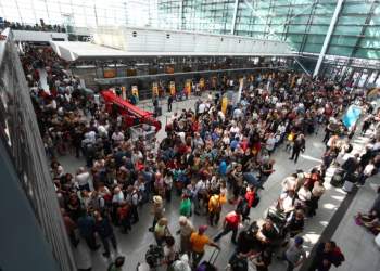 Dy dronë paralizojnë përkohësisht Aeroportin e Mynihut, mijëra pasagjerë të prekur