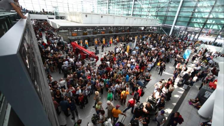 Dy dronë paralizojnë përkohësisht Aeroportin e Mynihut, mijëra pasagjerë të prekur