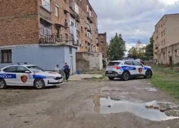 E rëndë në Korçë! 13-vjeçarja hidhet nga ballkoni, bullizohej dhe rrihej në lagje!