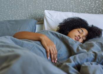 Studimi: Gjumi i pakët rrit luhatjet e sheqerit në gjak dhe rrezikun metabolik