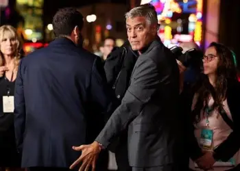 Momente gazmore në Hollywood: George Clooney vendos me shaka dorën mbi të pasmet e Adam Sandler