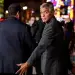 Momente gazmore në Hollywood: George Clooney vendos me shaka dorën mbi të pasmet e Adam Sandler