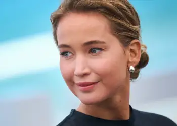 Jennifer Lawrence tregon periudhën e vështirë pas lindjes: Çdo herë që foshnja flinte, mendoja se kishte vdekur