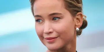 Jennifer Lawrence tregon periudhën e vështirë pas lindjes: Çdo herë që foshnja flinte, mendoja se kishte vdekur