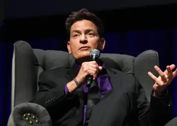 Aktori i njohur pranon se ka pasur marrëdhënie me meshkuj