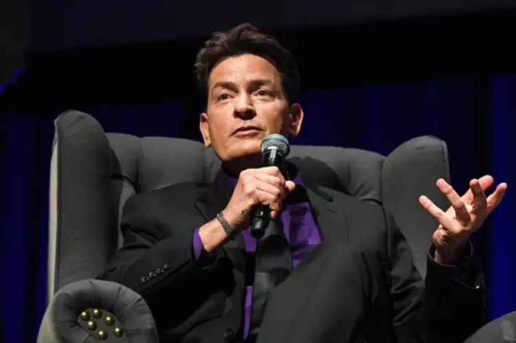 Aktori i njohur pranon se ka pasur marrëdhënie me meshkuj