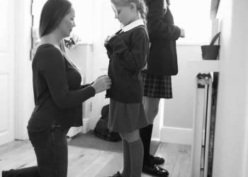 Studimi: Prindërit djegin deri në 3,000 kalori duke u përpjekur t’i veshin fëmijët për në shkollë!