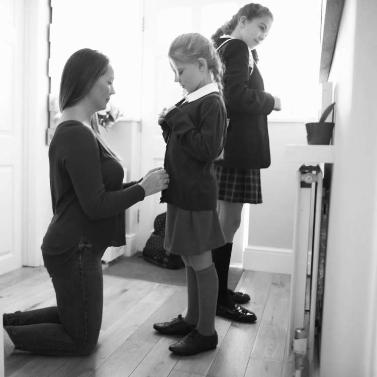 Studimi: Prindërit djegin deri në 3,000 kalori duke u përpjekur t’i veshin fëmijët për në shkollë!