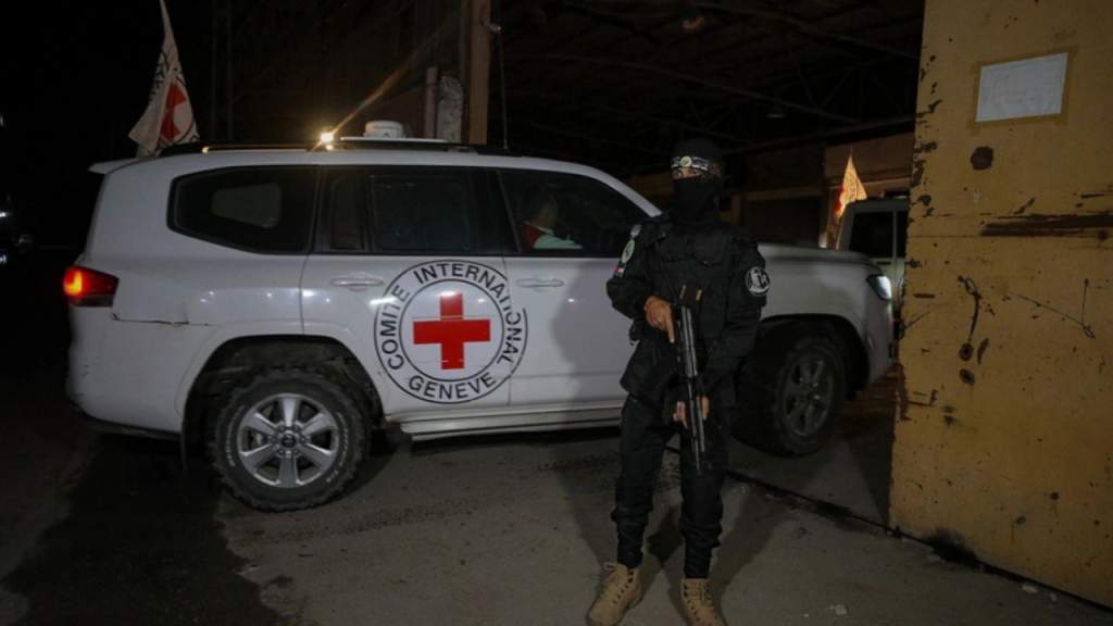 Hamas dorëzon trupin e një pengu Izraelit përmes Kryqit të Kuq!