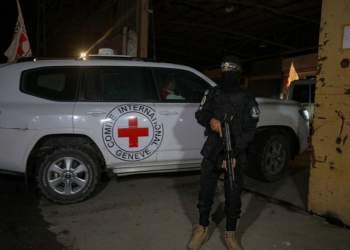 Hamas dorëzon trupin e një pengu Izraelit përmes Kryqit të Kuq!