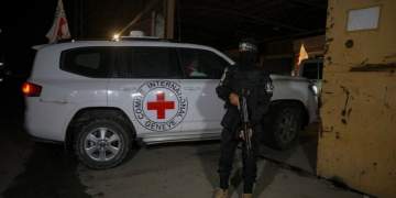 Hamas dorëzon trupin e një pengu Izraelit përmes Kryqit të Kuq!