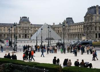 Luvri në Paris mbyllet pas grabitjes spektakolare me sharra elektrike: Hajdutët arratisen për 7 minuta me stoli me vlerë miliona euro