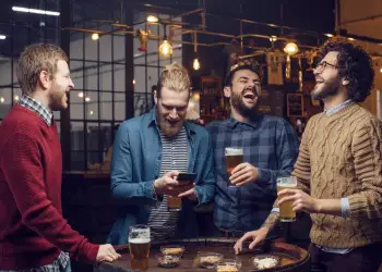 Studimi: Takimet me shokët mund të ulin ndjeshëm ndjenjën e trishtimit, deri në 45%!