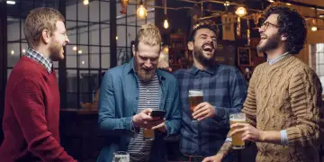 Studimi: Takimet me shokët mund të ulin ndjeshëm ndjenjën e trishtimit, deri në 45%!