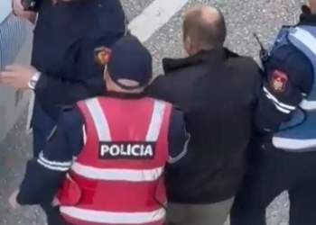 Vrasje në Komunën e Parisit: Picieri ther me thikë kuzhinierin pas një konflikti në lokal