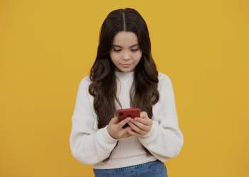 Fëmijët që marrin telefon para moshës 13 vjeç, rrezikojnë shëndetin mendor