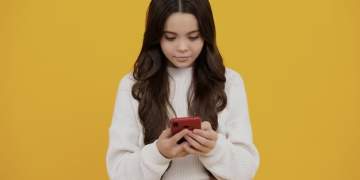 Fëmijët që marrin telefon para moshës 13 vjeç, rrezikojnë shëndetin mendor