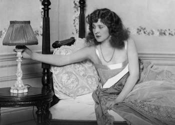 A e dije? Njerëzit që flenë në anën e djathtë të shtratit fitojnë më shumë para se të tjerët!