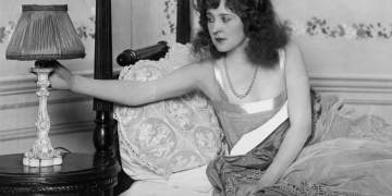 A e dije? Njerëzit që flenë në anën e djathtë të shtratit fitojnë më shumë para se të tjerët!