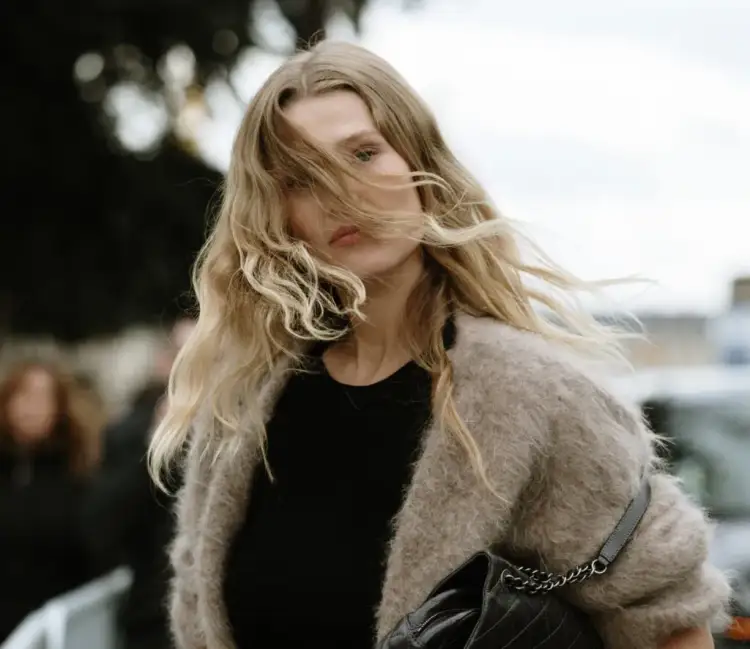 Pse rënia intensive e flokëve në vjeshtë është më e zakonshme nga sa mendojmë?