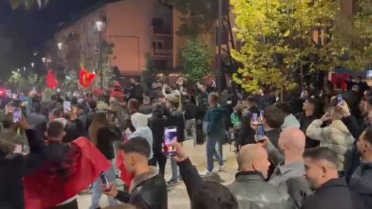 Po ndiqnin ndeshjen e kombëtares, incident me armë në qendër të Prishtinës