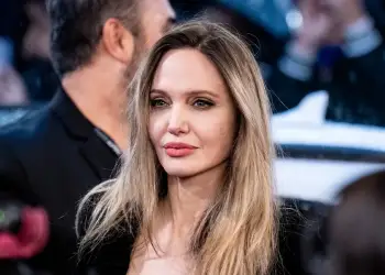 Si e ruan bukurinë Angelina Jolie në moshën 50-vjeçare?