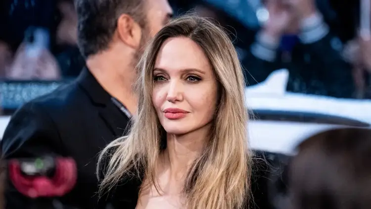 Si e ruan bukurinë Angelina Jolie në moshën 50-vjeçare?