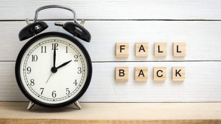 Nga e diela ndërron ora, akrepat shkojnë 60 minuta pas