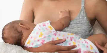 Studimi: Ushqyerja me gji mund të ulë rrezikun e kancerit të gjirit falë “qelizave mbrojtëse” që zgjasin për dekada