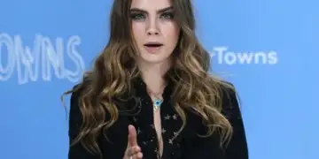 Drama e divave në Javën e Modës në Paris/ Cara Delevingne humbet qetësinë në sfilatën e Stella McCartney