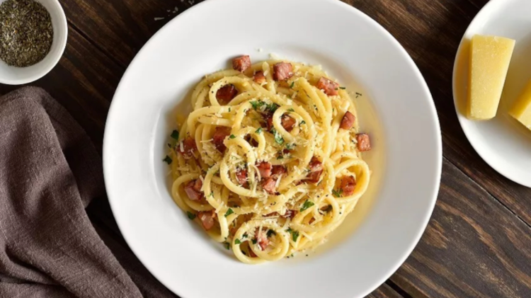 Shkenca që fshihet pas karbonarës perfekte italiane