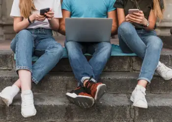 Beteja kundër mediave sociale vazhdon: Danimarka do t’i ndalojë ato për të miturit nën 15 vjeç