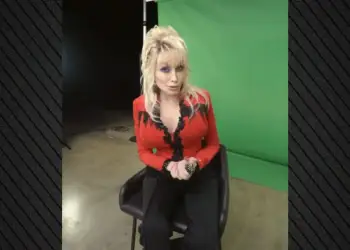Dolly Parton pas shqetësimit të shkaktuar nga postimi i motrës së saj: Nuk kam vdekur ende
