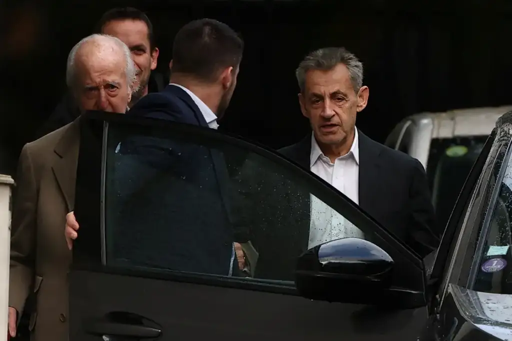 Dorë për dore me Carla Brunin dhe mes duartrokitjeve, Sarkozy shkon në burg