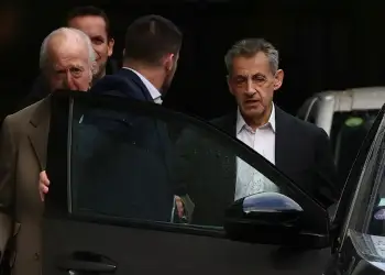 Dorë për dore me Carla Brunin dhe mes duartrokitjeve, Sarkozy shkon në burg