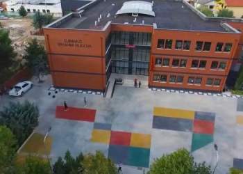 Sherr i dhunshëm jashtë gjimnazit ‘Ibrahim Rugova’ në Kamëz, plagosen me mjet prerës dy të mitur