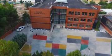 Sherr i dhunshëm jashtë gjimnazit ‘Ibrahim Rugova’ në Kamëz, plagosen me mjet prerës dy të mitur