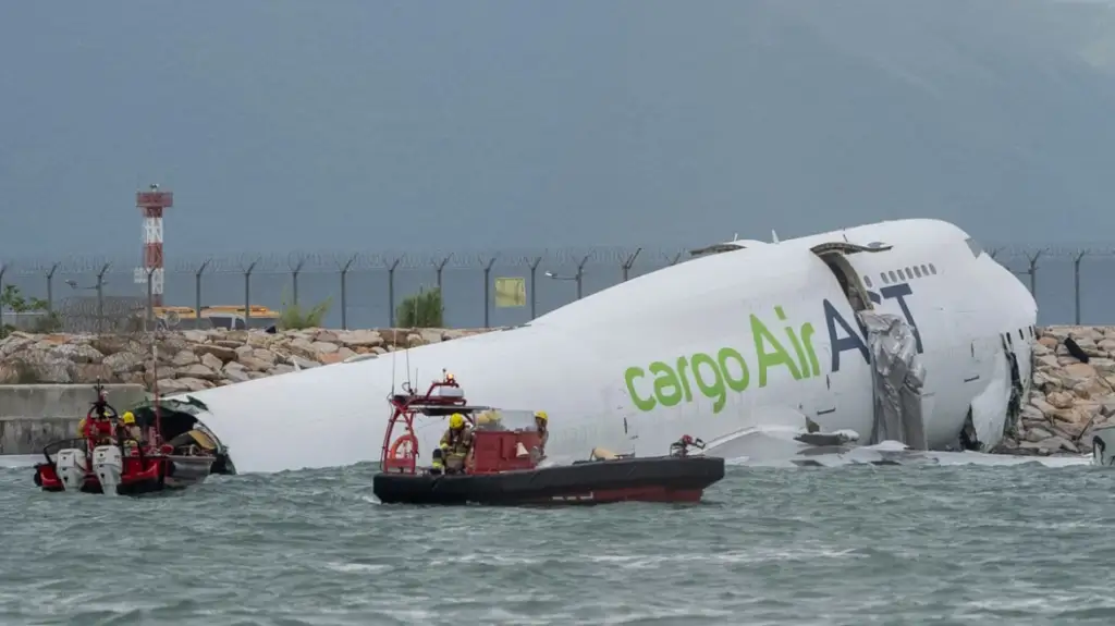 Si ndodhi rrëzimi i aeroplanit që përfundoi në det pas uljes në Hong Kong?