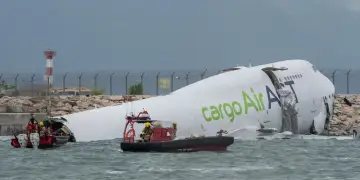 Si ndodhi rrëzimi i aeroplanit që përfundoi në det pas uljes në Hong Kong?