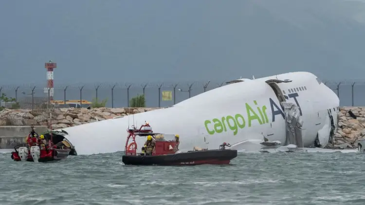 Si ndodhi rrëzimi i aeroplanit që përfundoi në det pas uljes në Hong Kong?