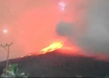 Indonezi: Shpërthim i ri vullkanik në ishullin Flores, niveli i alarmit në maksimum