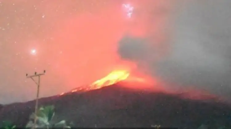 Indonezi: Shpërthim i ri vullkanik në ishullin Flores, niveli i alarmit në maksimum