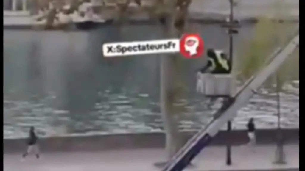 “Po ikin, policia është këtu”/ Videoja tregon autorët e dyshuar të grabitjes në Luvër duke u larguar me një vinç