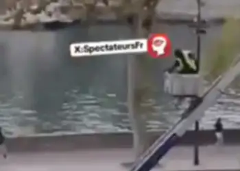 “Po ikin, policia është këtu”/ Videoja tregon autorët e dyshuar të grabitjes në Luvër duke u larguar me një vinç