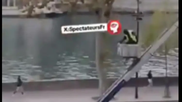 “Po ikin, policia është këtu”/ Videoja tregon autorët e dyshuar të grabitjes në Luvër duke u larguar me një vinç