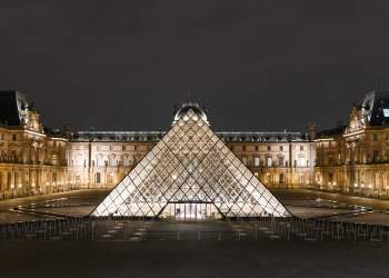 Pesë arrestime të reja për grabitjen spektakolare të bizhuterive në Luvër, thesaret ende të zhdukura