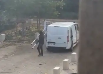 Grabitje e re në Francë: Burra të maskuar si oficerë policie hynë me forcë në një punishte ari në Lyon