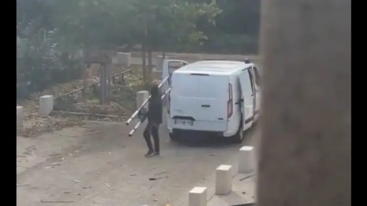 Grabitje e re në Francë: Burra të maskuar si oficerë policie hynë me forcë në një punishte ari në Lyon